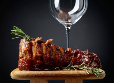 Ahşap bir tahtada ızgara domuz kaburgası ve biberiye. Boşluğu kopyala.