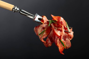 Kızarmış pastırma ve çatallı biberiye. Boşluğu kopyala.