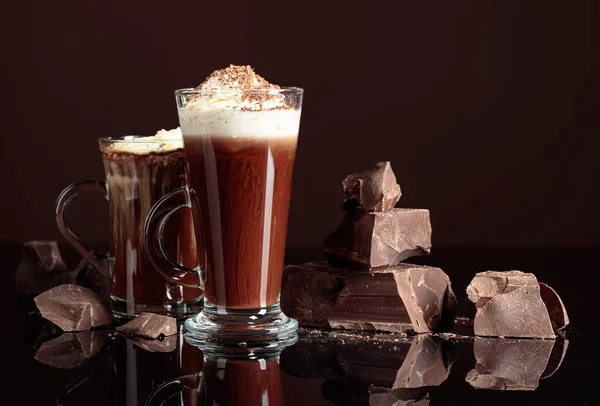 Krem şantili ve siyah çikolatalı sıcak çikolata. Boşluğu kopyala.