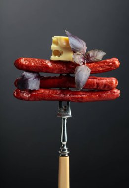 Peynirli ve fesleğenli ızgara sosis..