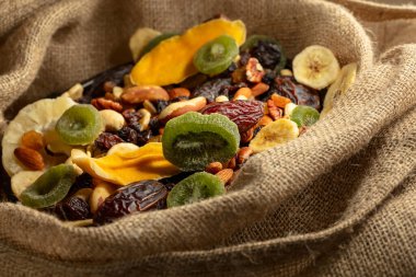 Çuval bezinde kurutulmuş tropik meyve, fındık ve kuru üzüm..