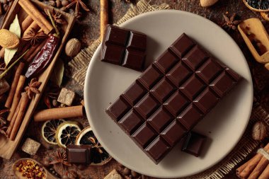 Siyah çikolata ve aromatik içecekler yapmak için çeşitli baharatlar. Üst görünüm.