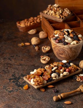 Kahverengi bir arka planda fındık ve kuru üzüm karışımı..