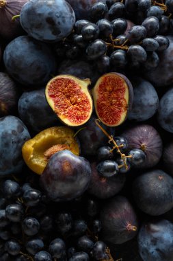 Sulu taze mavi meyveler. Mavi üzüm, mavi erik ve incir. Üst görünüm.