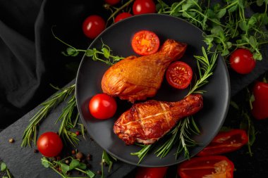 Sebzeli tavuk budu ve siyah mutfak masasında taze sebzeler..