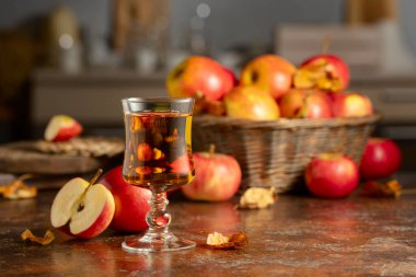 Mutfak masasında taze elmalı elma suyu..