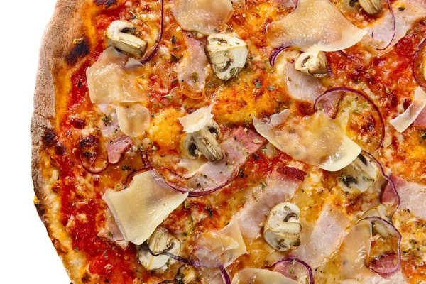 Pizza s houbami a slaninou na bílém pozadí — Stock fotografie