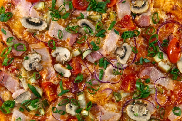 Pizza med svamp och bacon — Stockfoto