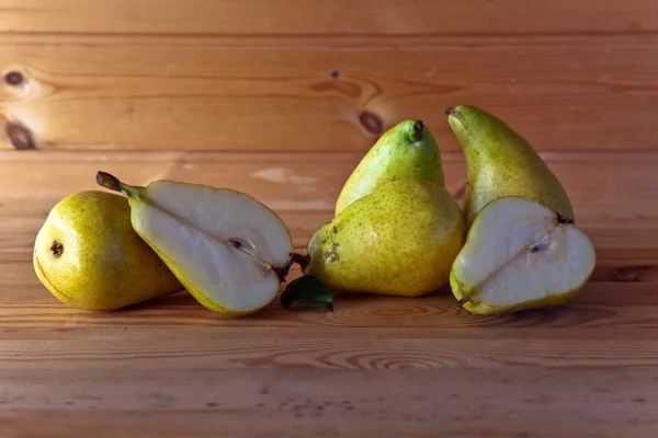 Pir kuning di meja kayu — Stok Foto