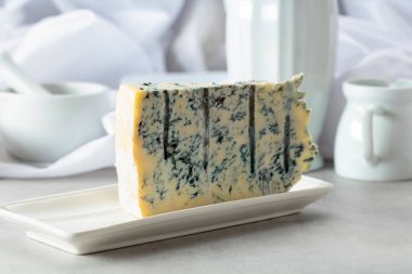 Beyaz bir masada Gorgonzola peyniri.