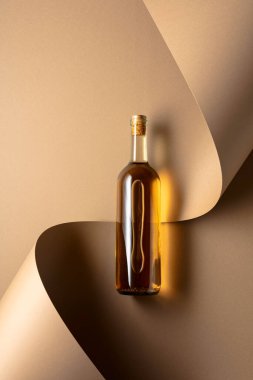 Bej arka planda bir şişe beyaz şarap. Üst Manzara. Boşluğu kopyala.
