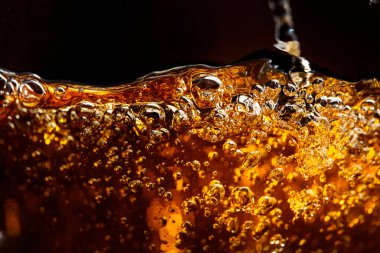  Makro buzlu içecek ve hareket halindeki kabarcıklar. Boşluğu kopyala.