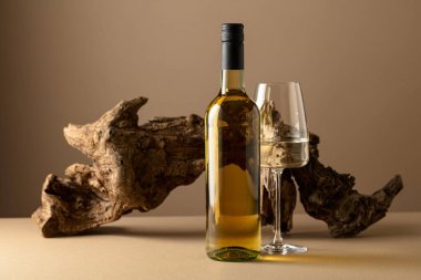 Beyaz şarap ve bej arka planda eski bir pürüz. Boşluğu kopyala.