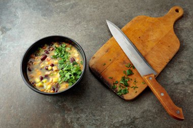Patates, domates, paprika, havuç ve domuz pastırmalı fasulye çorbası. Üst Manzara. Boşluğu kopyala.