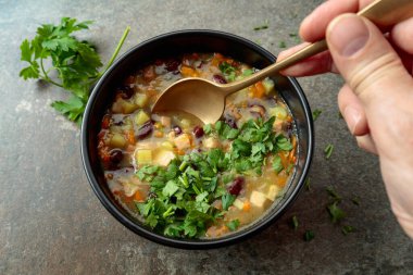 Patates, domates, paprika, havuç ve domuz pastırmalı fasulye çorbası. Üst Manzara. Boşluğu kopyala.