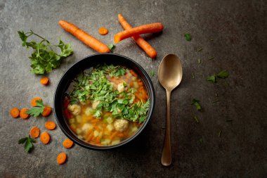 Klasik köfte çorbası, patates, havuç ve yeşillik. Üst görünüm. 
