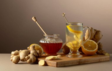 Bej arka planda limonlu ve ballı zencefil çayı. Boşluğu kopyala.