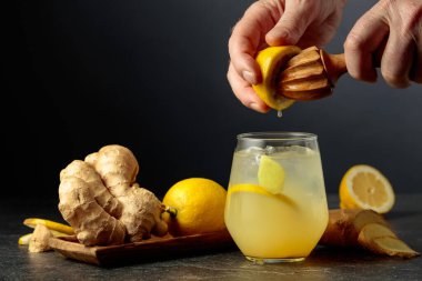 Buzlu ve limonlu zencefilli bira. Meyve suyu eski bir meyve sıkacağıyla limondan sıkılır..