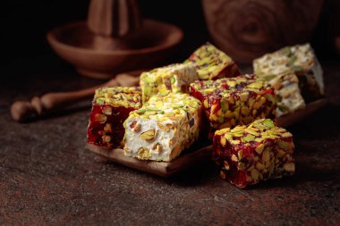 Geleneksel Türk lokumu, ahşap mutfak aletleriyle eski kahverengi bir masada..