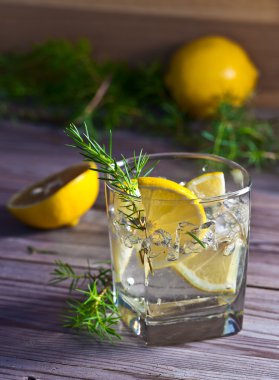 limon ve buz ile alkollü içki