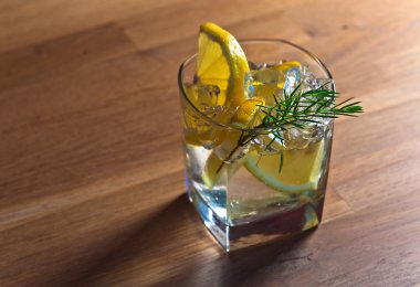 buz ve limon ile cin