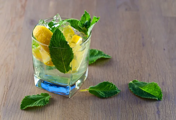 Cocktail com limão e hortelã-pimenta — Fotografia de Stock