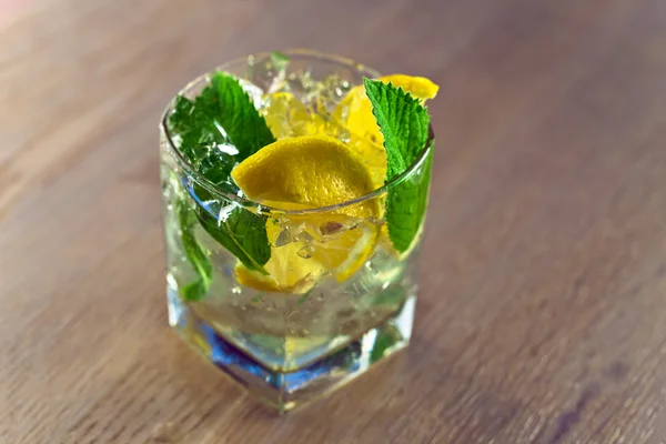 Cocktail with lemon and peppermint leaves — Stock Photo, Image