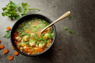 Klasik köfte çorbası, patates, havuç ve yeşillik. Üst Manzara. Boşluğu kopyala.
