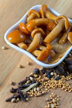 Marine edilmiş mantarlar