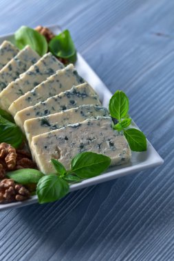 Gorgonzola fesleğen ile