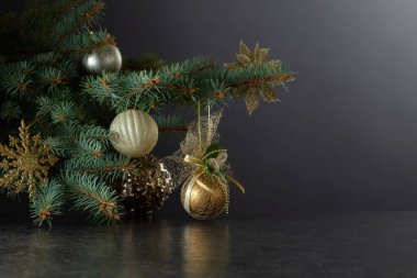 Siyah arka planda süslemeleri olan Noel Ağacı. Boşluğu kopyala.