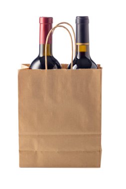 Beyaz arka planda izole edilmiş kırmızı şarap şişeleri. Logonuzu ya da metninizi bir kese kağıdına yerleştirin.