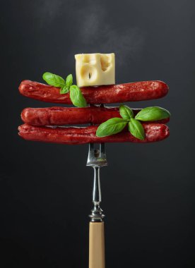 Peynirli ve fesleğenli ızgara sosis..