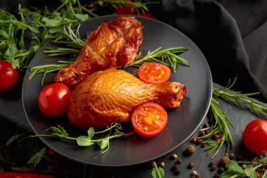 Sebzeli tavuk budu ve siyah mutfak masasında taze sebzeler..