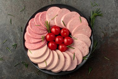 Domatesli ve biberiyeli çeşitli haşlanmış sosisler. Üst Manzara. Boşluğu kopyala.