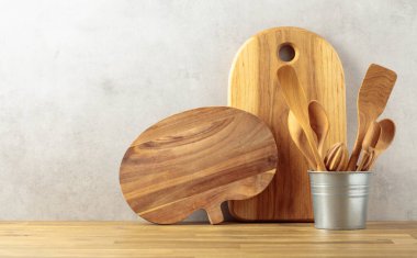 Ahşap bir masada ahşap mutfak aletleri. Boşluğu kopyala.