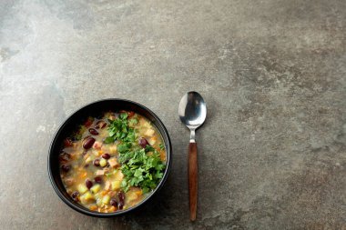 Patates, domates, paprika, havuç ve domuz pastırmalı fasulye çorbası. Üst Manzara. Boşluğu kopyala.