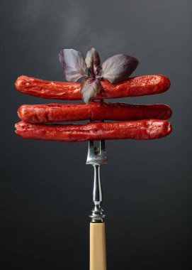 Izgara sosis ve çatallı fesleğen..