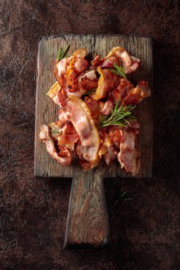 Eski bir kesme tahtasında biberiyeli kızarmış pastırma. Üst görünüm, alanı kopyala.