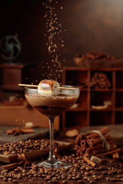 Krema ve kahve karışımı. Kızarmış marşmelov ve çikolata kırıntılarıyla süslenmiş..