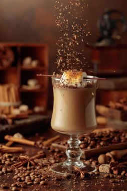 Krema ve kahve karışımı. Kızarmış marşmelov ve çikolata kırıntılarıyla süslenmiş..