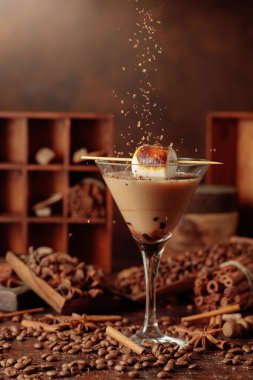 Krema ve kahve karışımı. Kızarmış marşmelov ve çikolata kırıntılarıyla süslenmiş..