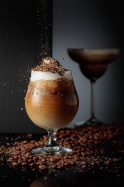 Krema ve kahve kokteyli serpiştirilmiş çikolata kırıntıları. Boşluğu kopyala.