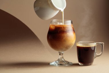 Sade kahve ve bej arka planda buzlu kahve kokteyli. Boşluğu kopyala.