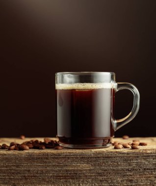 Cam bardakta sade kahve. Eski ahşap bir masada kahve. Boşluğu kopyala.