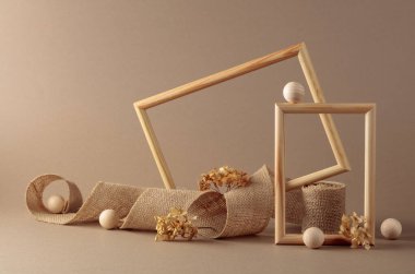 Ahşap çerçeveler, çuval bezi kurdelesi ve bej arka planda kurumuş ortanca çiçekleri. Doğal organik ürün, marka kimliği ve ambalaj için arka plan. Boşluğu kopyala.