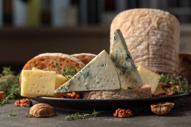 Mutfak masasında peynir, ekmek, ceviz ve kekik. Boşluğu kopyala.