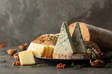 Mutfak masasında peynir, ekmek, ceviz ve kekik. Boşluğu kopyala.