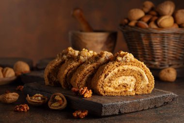 Ceviz ve tereyağlı krema: Geleneksel bir Doğu hamur işi. Kahverengi arka planda cevizli tatlı. Kahverengi şeker, ceviz ve kremalı kek..