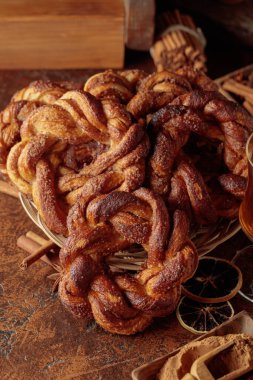 Tarçın ve şekerli ev yapımı krakerler; İsveç, Norveç, Danimarka ve Estonya 'da popüler geleneksel İskandinav pastası.